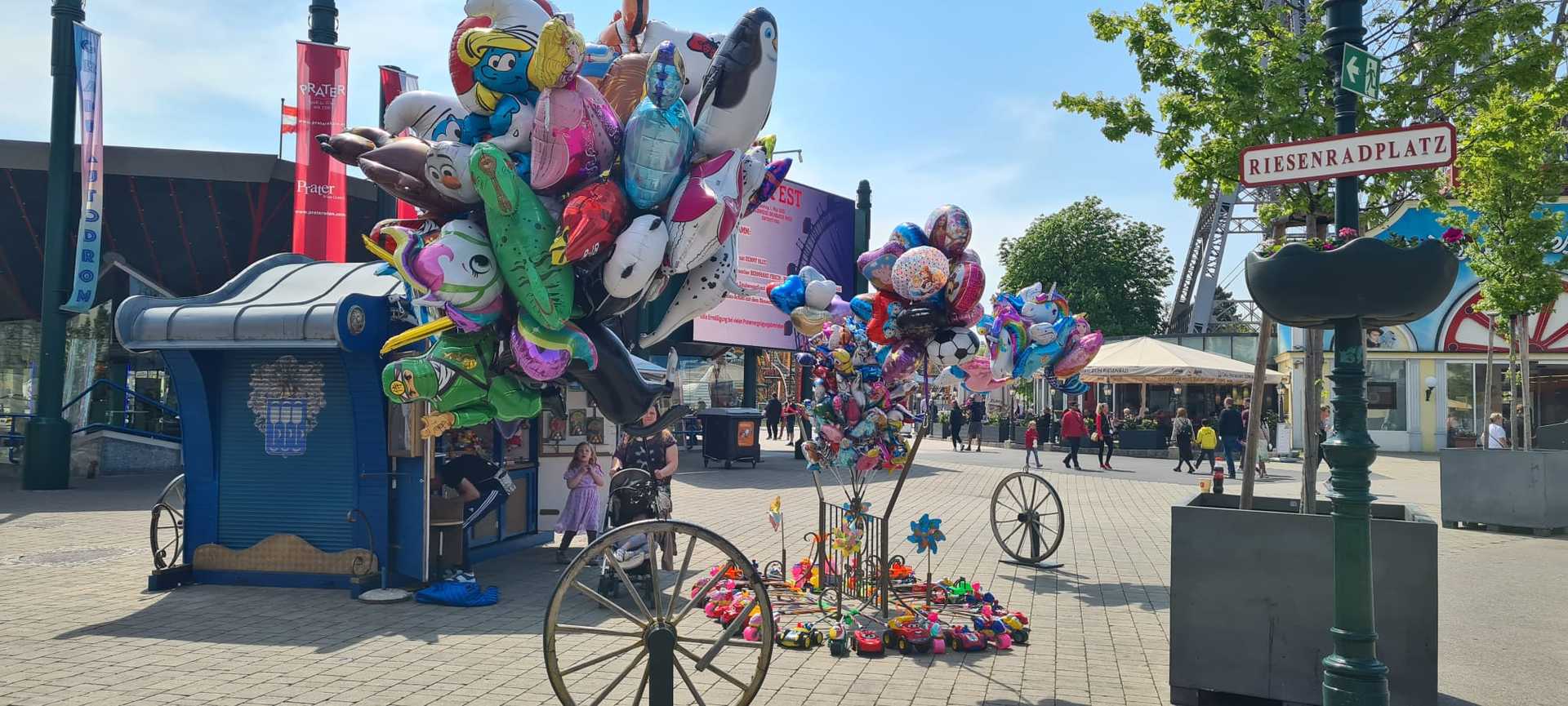 Ein Wagen, der Ballons und eine Pferdekutsche verkauft in Wien.