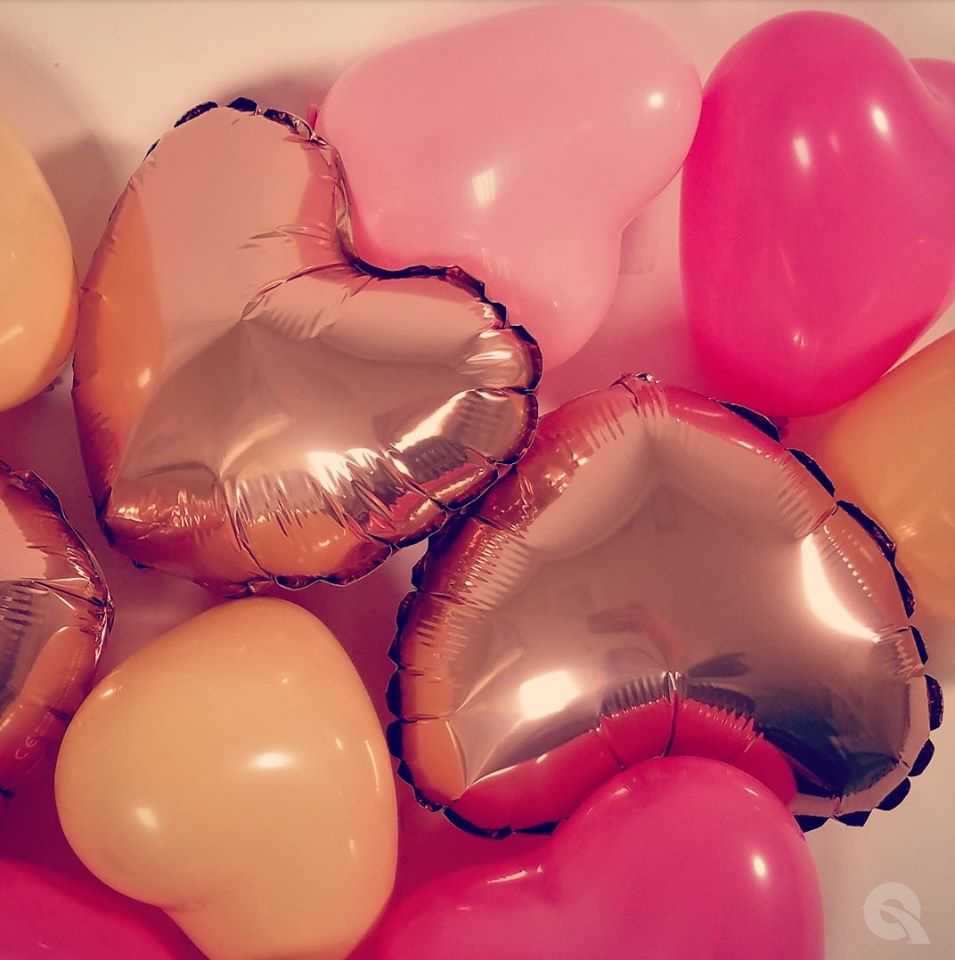 Goldfolienballonherzen auf einem Tisch.