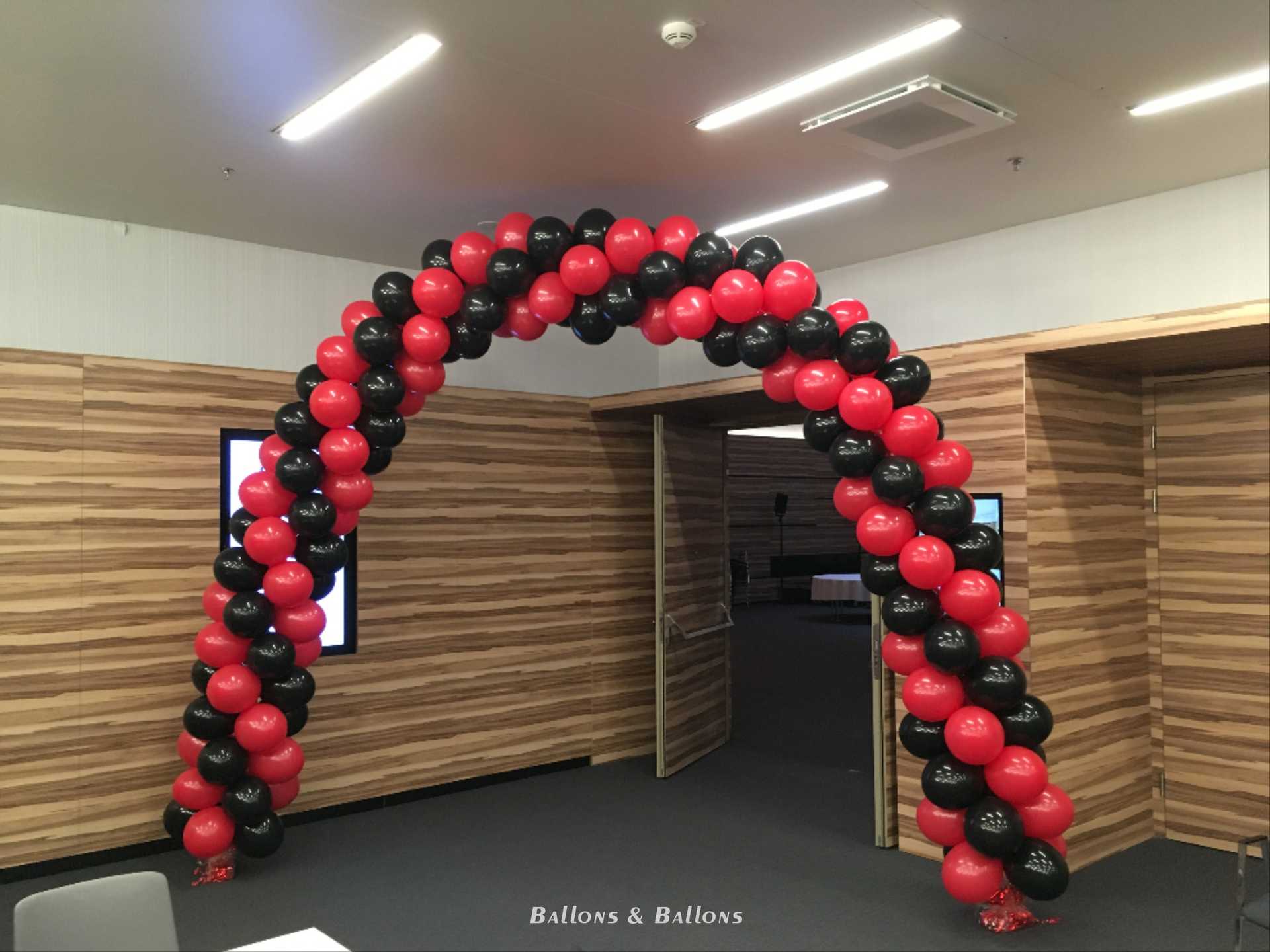 Eine Gruppe von Ballons und einem Ballonbogen in einem Büro in Wien