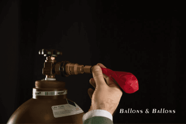 Eine Person füllt einen Ballon mit Luft aus einem Schlauch in Wien.